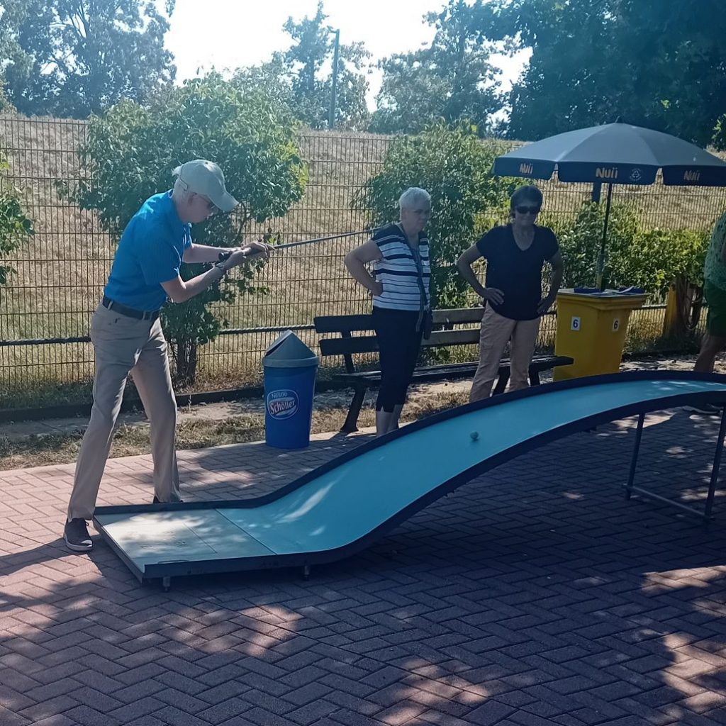Der Ball rollt